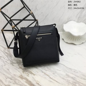 Prada/普拉达代购中文官网男包新款三角标真皮斜跨单肩包2VH062