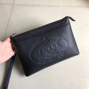 Prada/普拉达美国官网代购男士手拿包新款压纹编织拉链手包手腕包